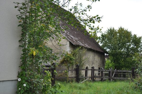 Grange cachée par la verdure