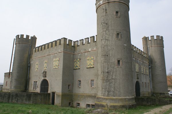 A l’entrée du domaine de Hombourg, le faux château médiéval