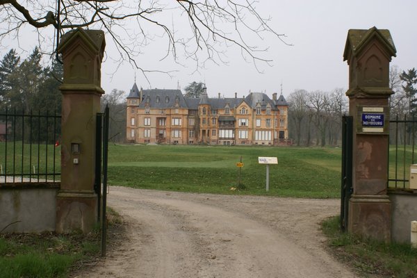 L’entrée du château de Hombourg qui date du XIXe siècle