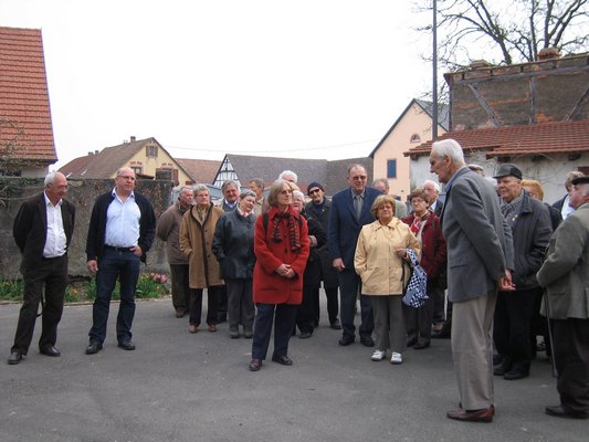 Jean Hoefferlin accueillant un groupe dans sa cour