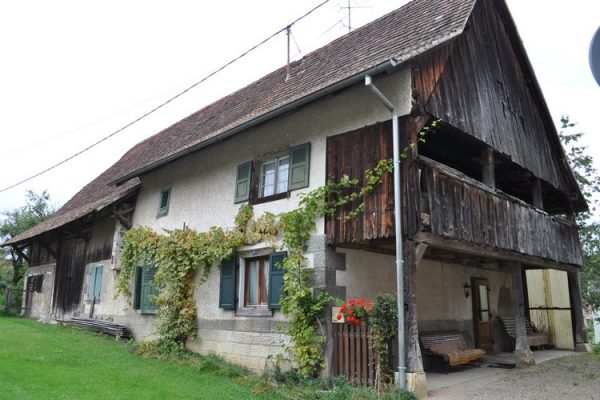 Ferme monobloc ayant conservé sa galerie de bois