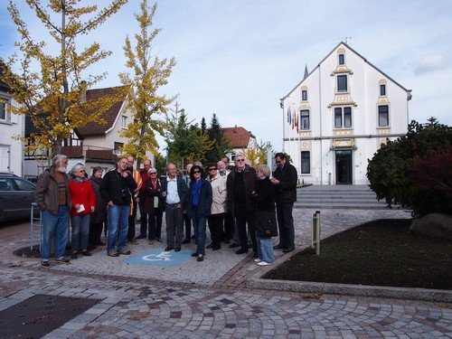 Le groupe devant la mairie
