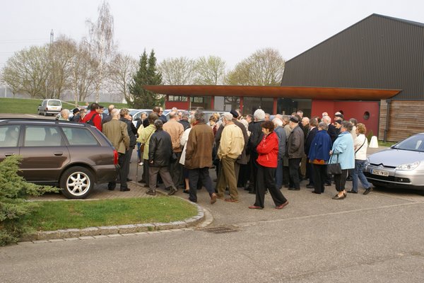 Accueil devant la salle polyvalente de Petit-Landau