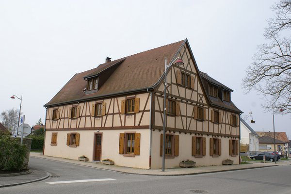 La mairie- maison des associations à l’emplacement de l’ancienne auberge