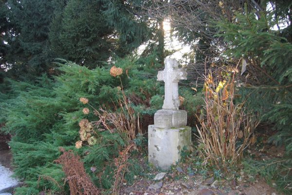 Croix à côté de la chapelle